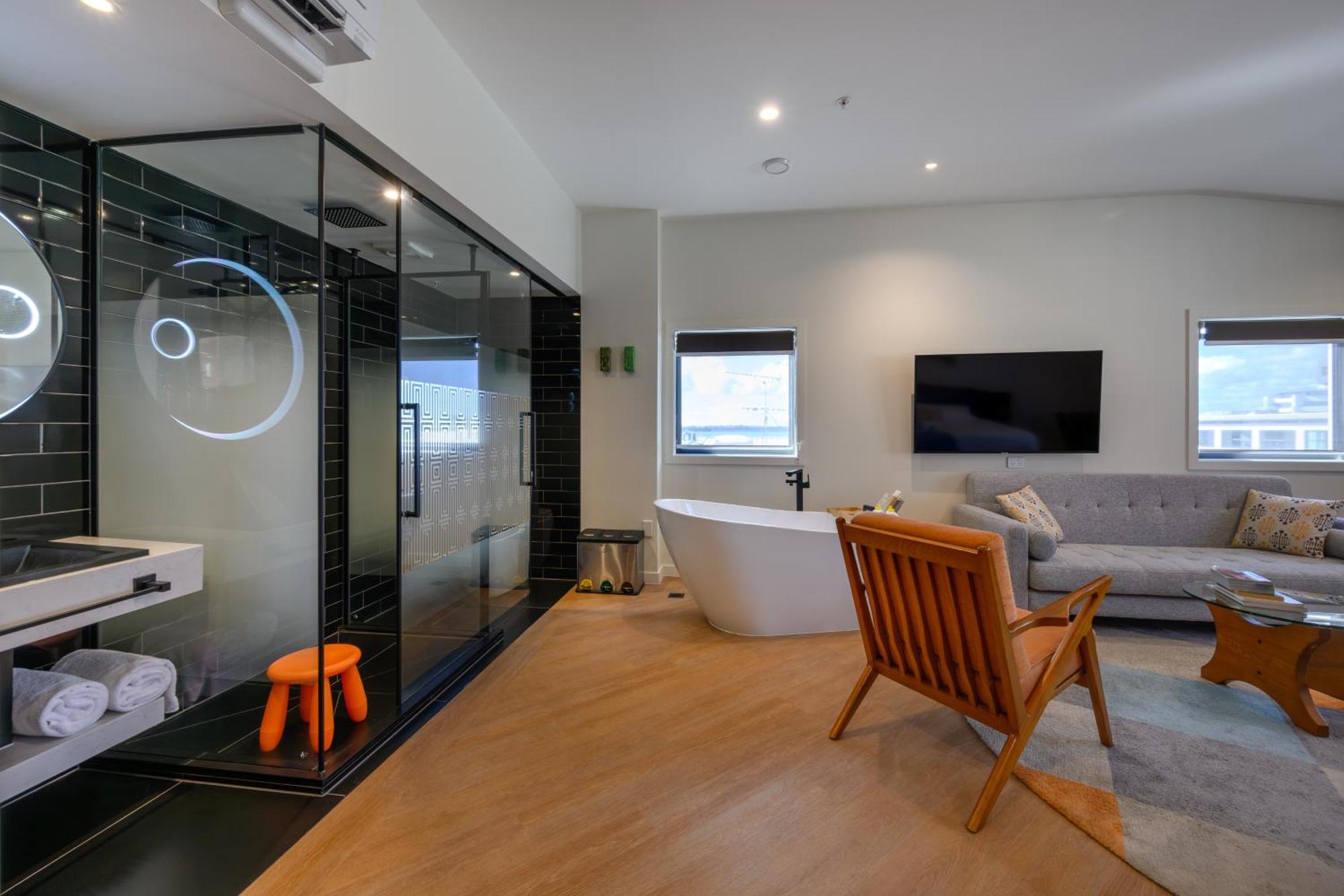 Ohtel Auckland Hotel Eksteriør billede A modern bathroom with a freestanding bathtub