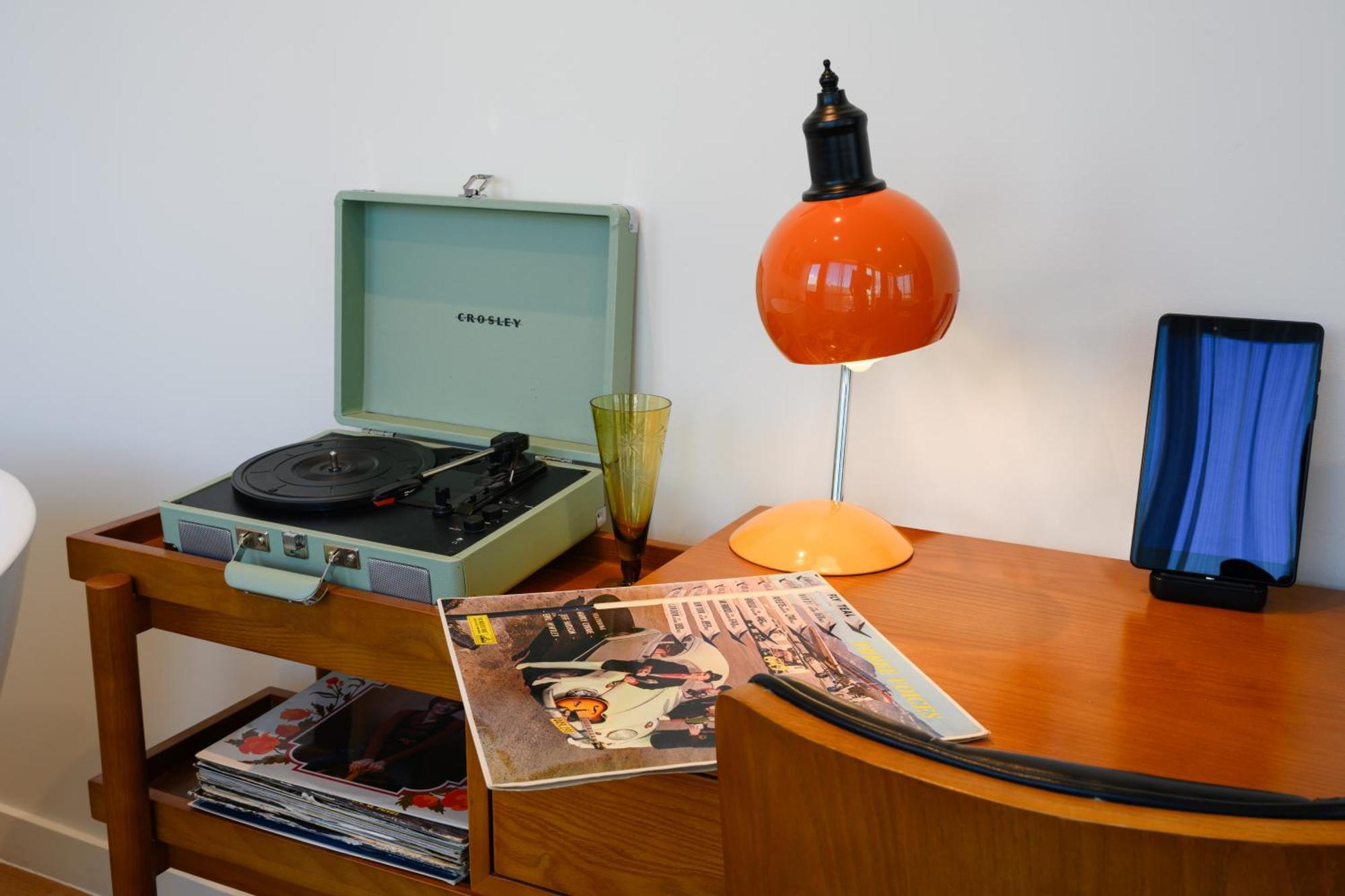 Ohtel Auckland Hotel Eksteriør billede A portable record player
