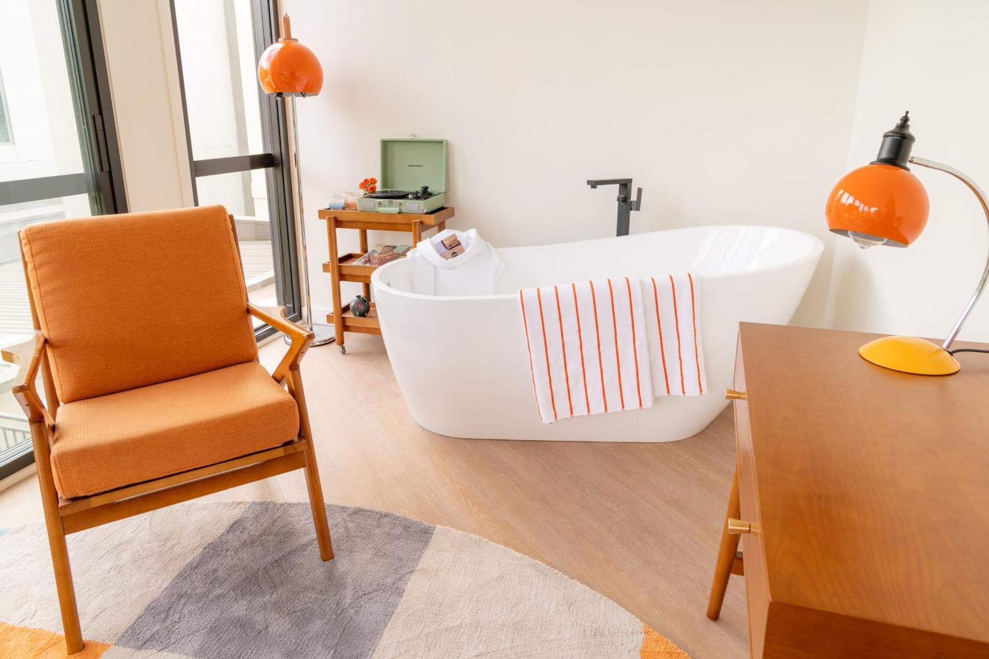 Ohtel Auckland Hotel Eksteriør billede A freestanding bathtub