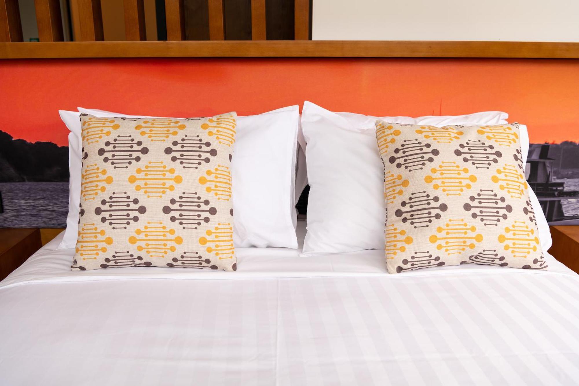 Ohtel Auckland Hotel Eksteriør billede Two cushions on a bed