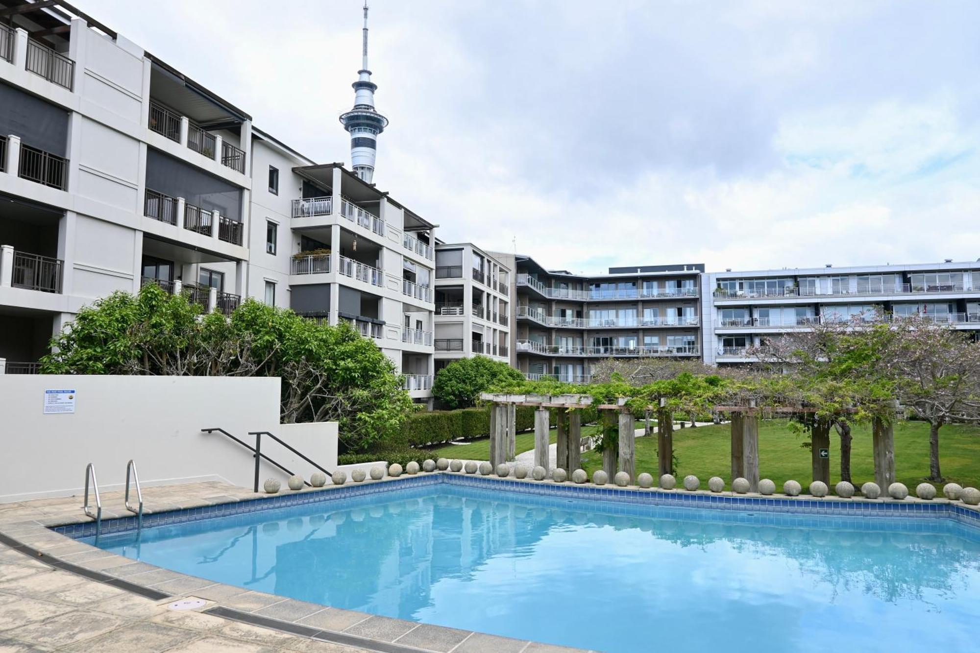 Ohtel Auckland Hotel Eksteriør billede The swimming pool at the complex